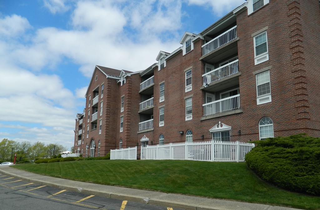 160 Commandants Way, Unit 207 Chelsea, MA 02150 - Photo 3 of 28 Gallery Image 3