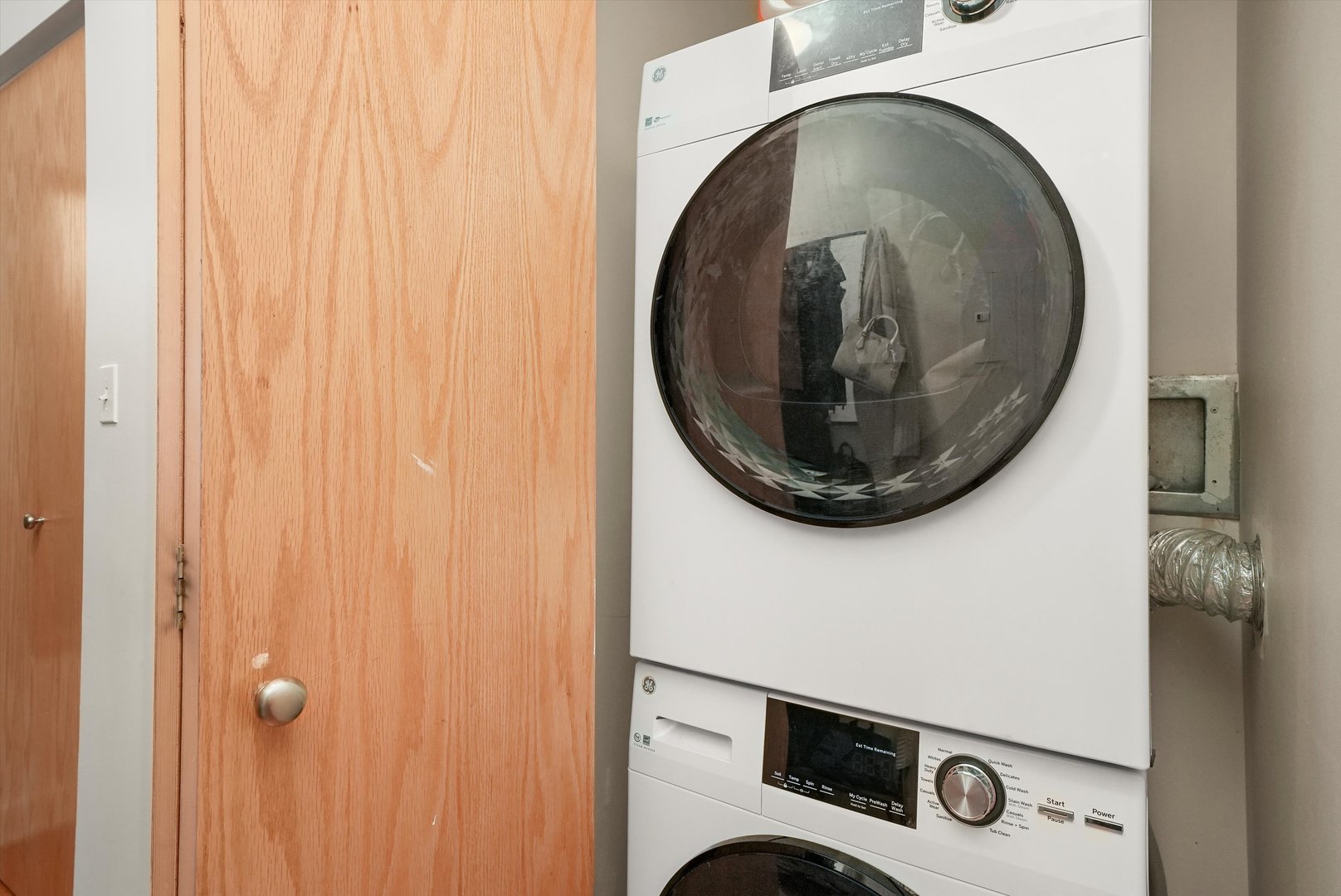 41 East 8th Street, Unit 1404 Chicago, IL 60605 - Photo 19 of 26 a utility room with dryer and washer