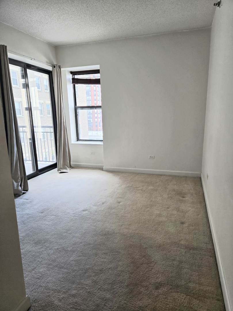 41 East 8th Street, Unit 1404 Chicago, IL 60605 - Photo 3 of 26 an empty room with windows
