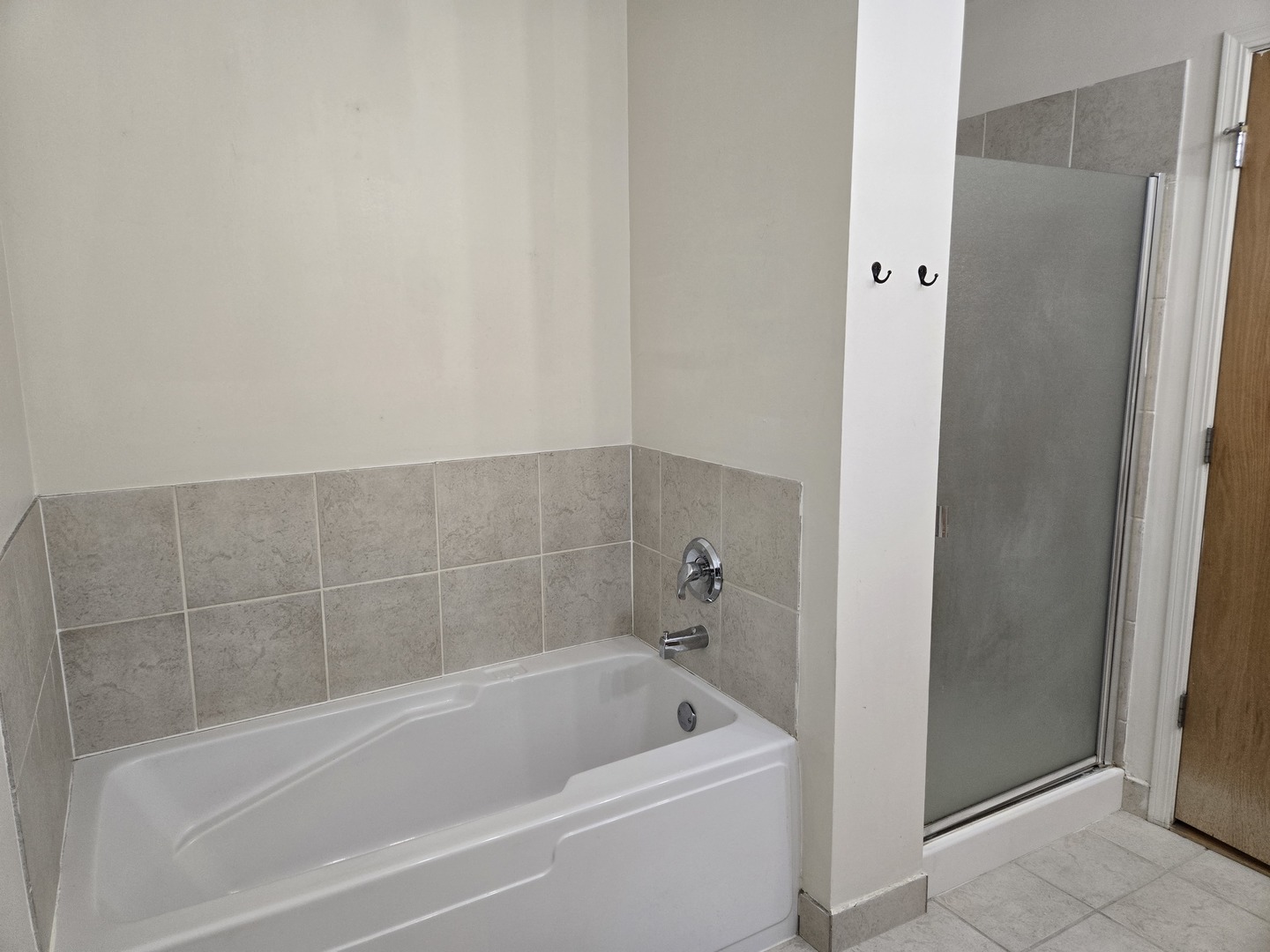 41 East 8th Street, Unit 1404 Chicago, IL 60605 - Photo 9 of 26 a bathroom with a bathtub