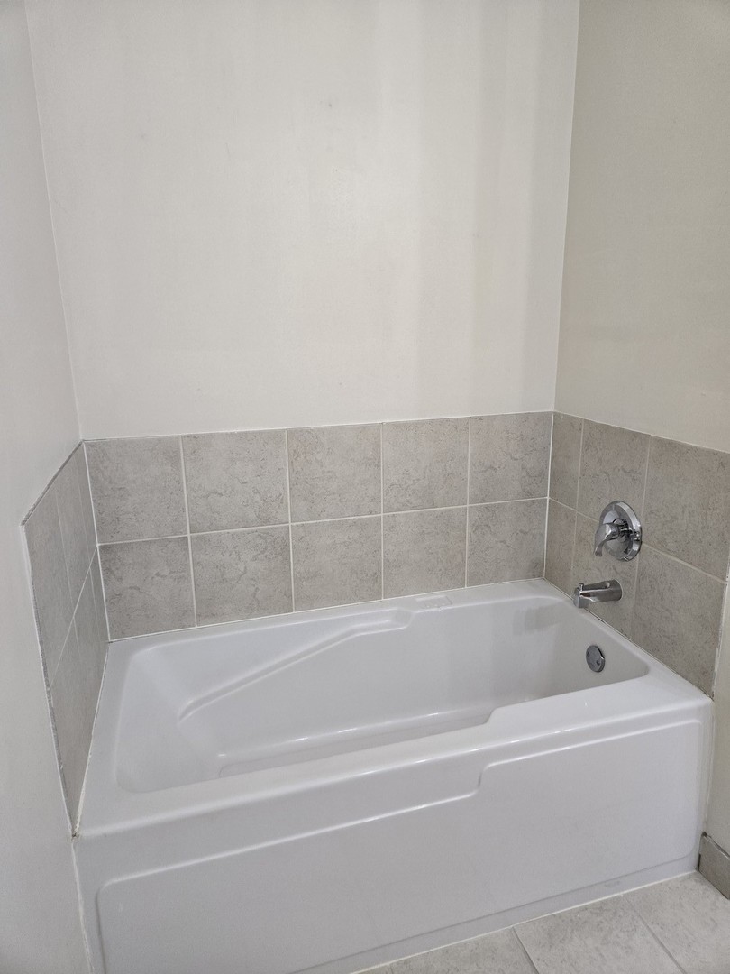 41 East 8th Street, Unit 1404 Chicago, IL 60605 - Photo 10 of 26