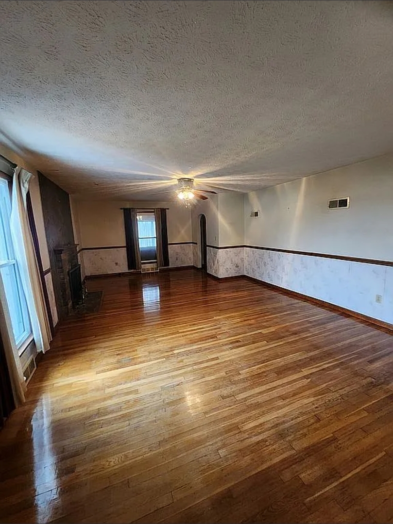 1100 John Stelle Road McLeansboro, IL 62859 - Photo 13 of 20 a view of a room with gym equipment