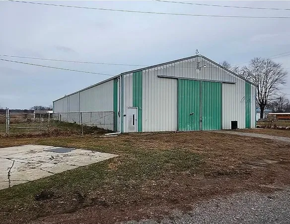 a view of a house with backyard