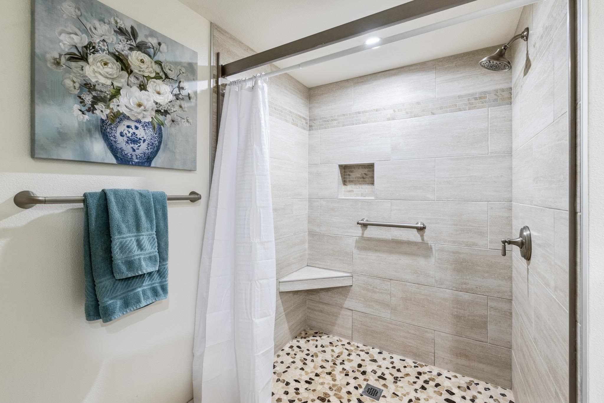 16 Kai Makani Loop, Unit D201 Kihei, HI 96753 - Photo 18 of 50 a bathroom with a shower and a toilet