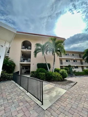 $489,000 | 9 High Point Circle North, Unit 108, Naples, FL 34103
