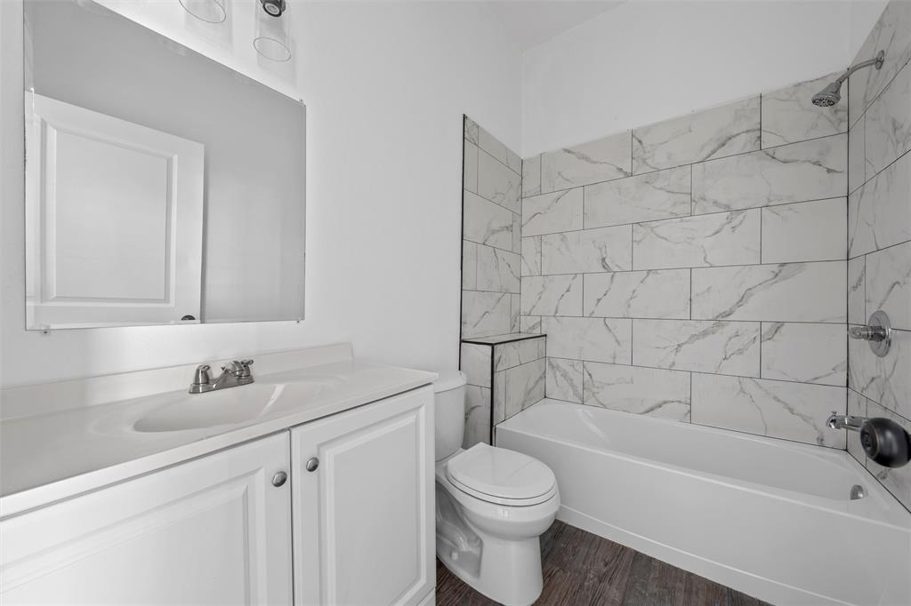 1825 Lyle Avenue Waco, TX 76708 - Photo 12 of 26 a bathroom with a sink toilet and bathtub