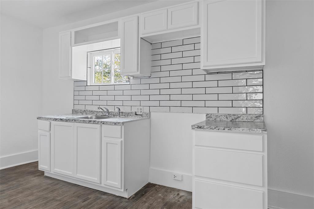 1825 Lyle Avenue Waco, TX 76708 - Photo 8 of 26 a bathroom with a sink and a toilet