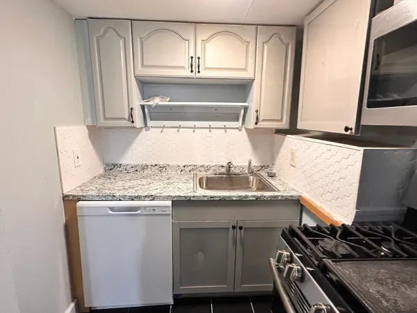 $3,250 | 474 East 7th Street, Unit 1, Boston, MA 02127