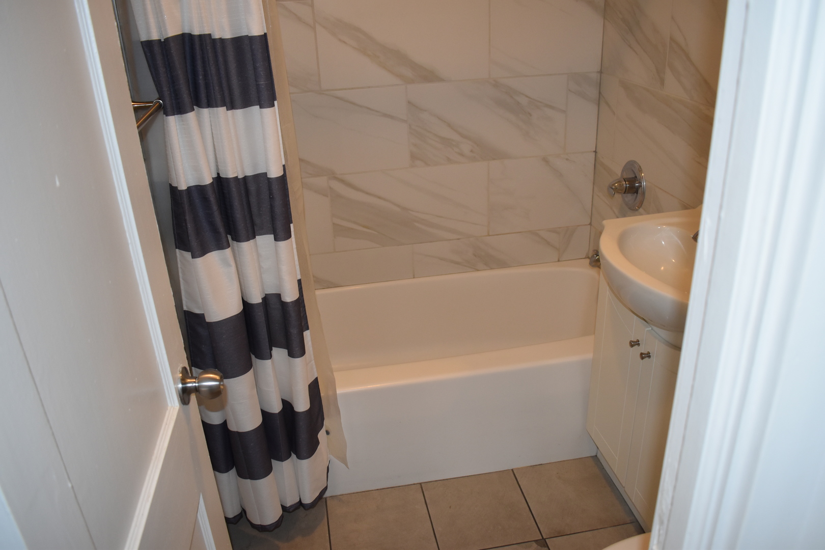 806 East Washington Street Pontiac, IL 61764 - Photo 12 of 12 a bathroom with a bathtub and a toilet