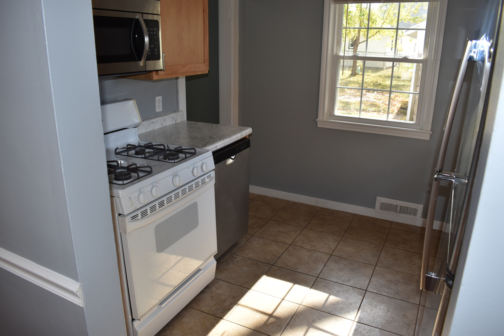 806 East Washington Street Pontiac, IL 61764 - Photo 4 of 12 a kitchen with a stove a refrigerator and a sink