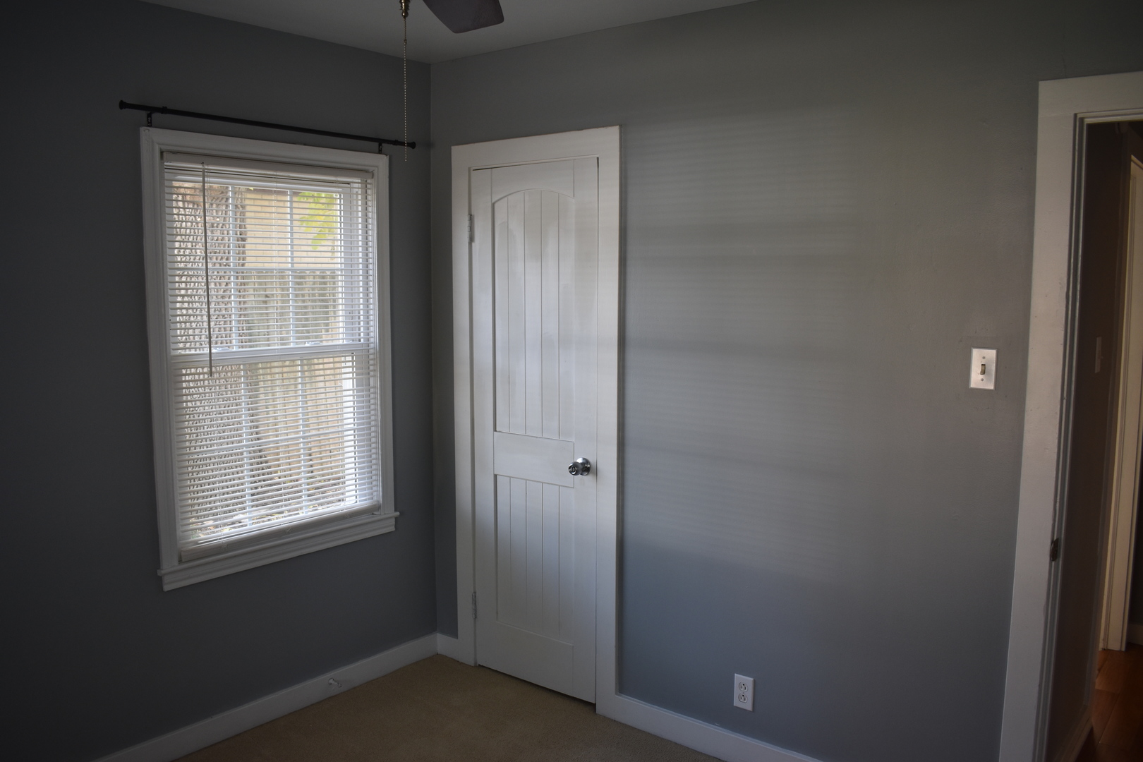 806 East Washington Street Pontiac, IL 61764 - Photo 7 of 12 a view of an empty room with windows