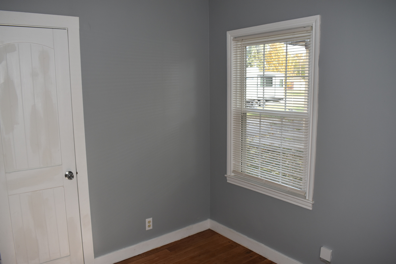 806 East Washington Street Pontiac, IL 61764 - Photo 9 of 12 a room that has a window in it