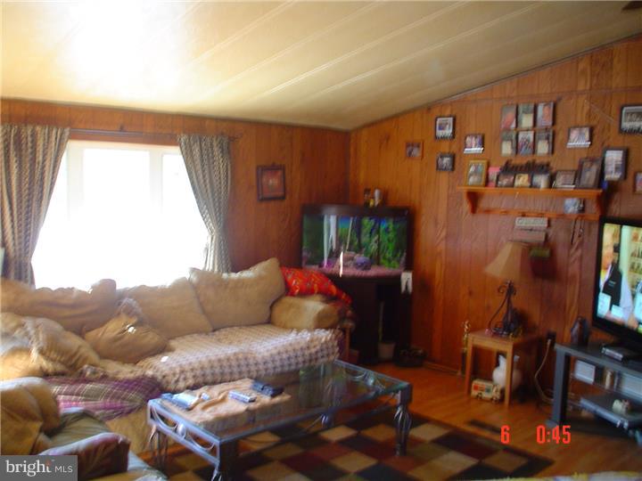 112 Oberlin Road Pennsville, NJ 08070 - Photo 4 of 10 Living Room