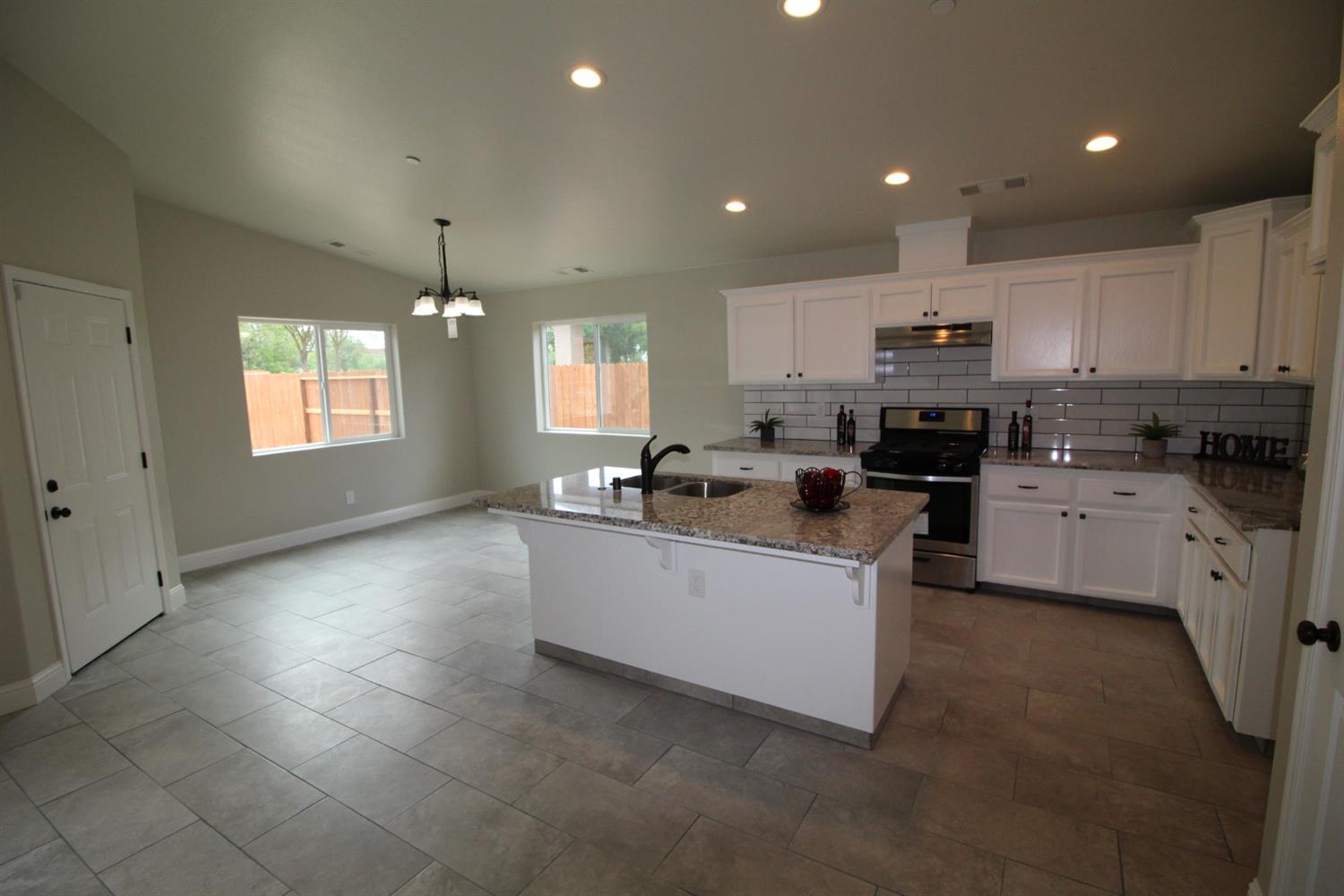 1106 Riverside Drive Madera, CA 93638 - Photo 4 of 31 Gallery Image 4