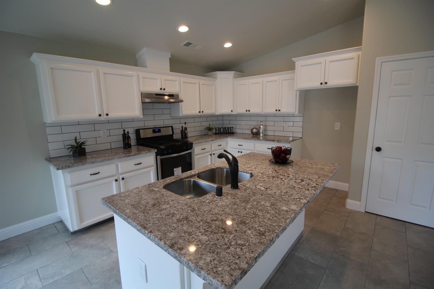 1106 Riverside Drive Madera, CA 93638 - Photo 5 of 31 Gallery Image 5