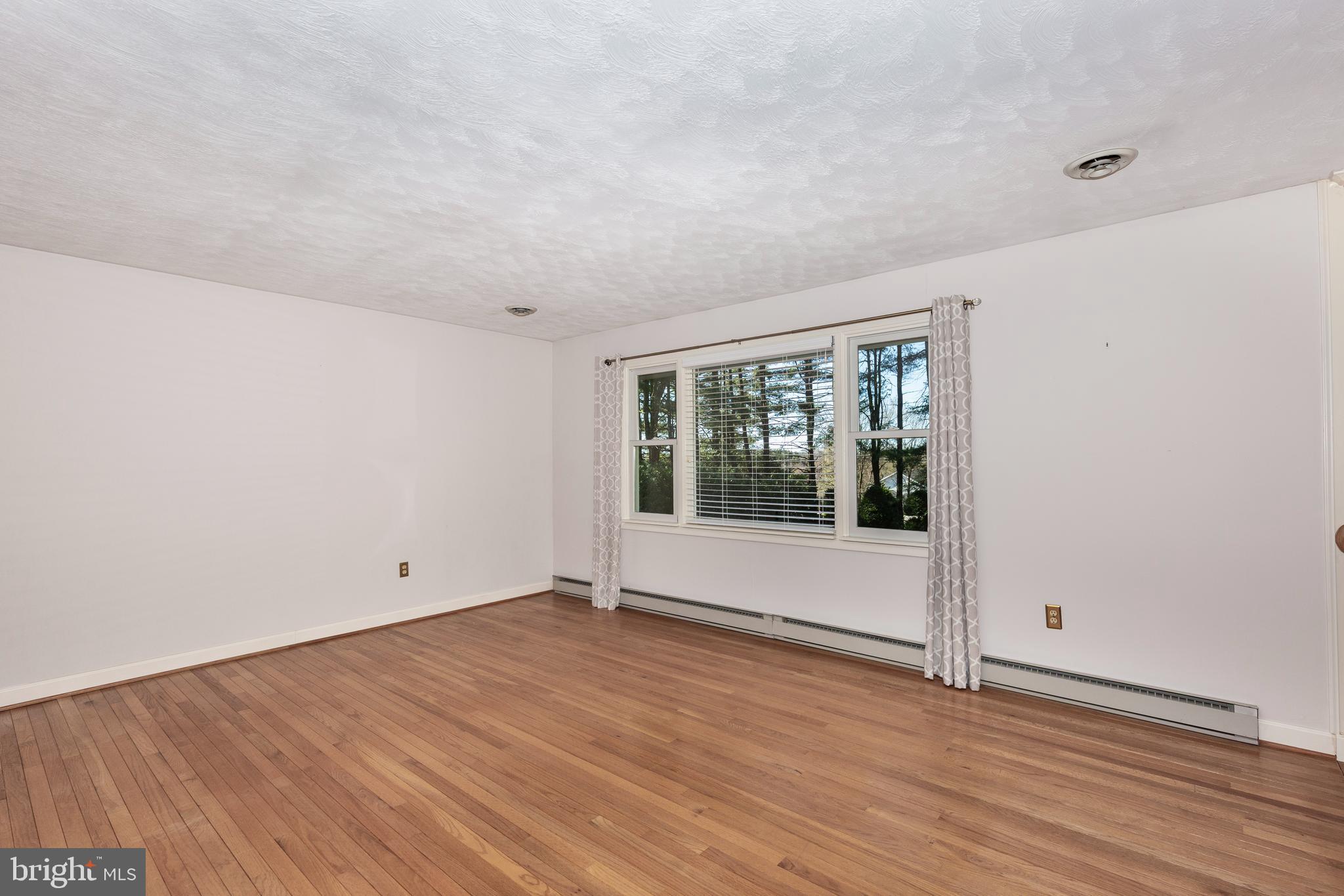 19531 Middletown Road Freeland, MD 21053 - Photo 10 of 51 Living Room
