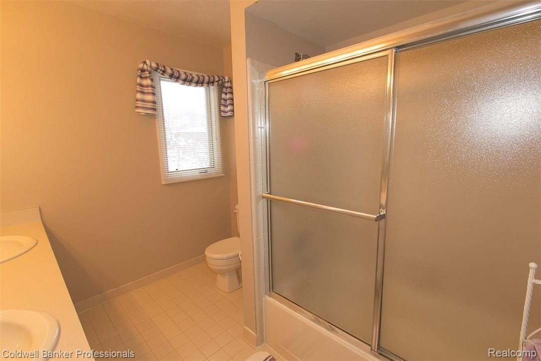 36874 Chesapeake Road Farmington, MI 48335 - Photo 42 of 46 Upper Level Full Bath