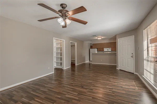 $1,295 | 2402 Sycamore Avenue, Unit A5, Huntsville, TX 77340