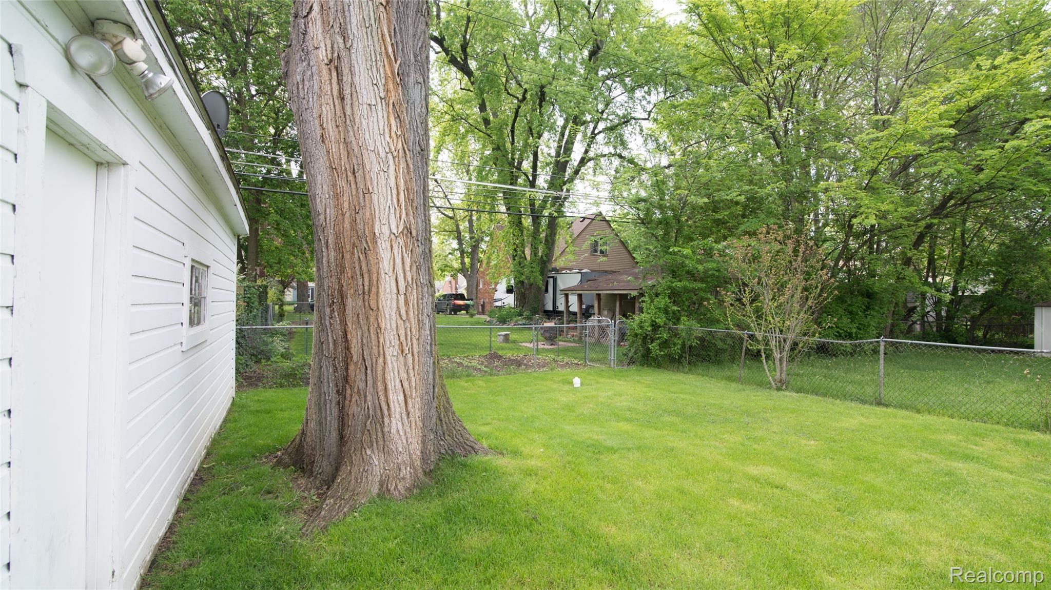11307 Merriman Road Livonia, MI 48150 - Photo 7 of 32 006_29.jpg