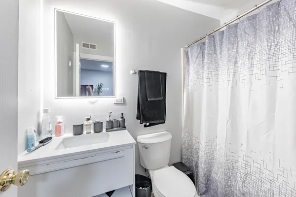 $2,200 | 2256 West Adams Street, Unit G, Chicago, IL 60612