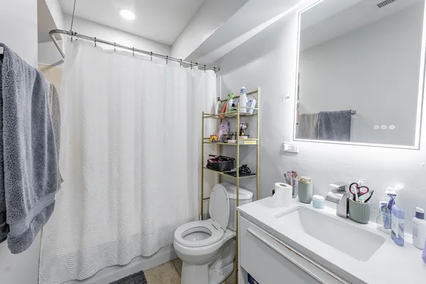 $2,200 | 2256 West Adams Street, Unit G, Chicago, IL 60612