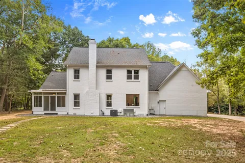 a view of a house with backyard and garden