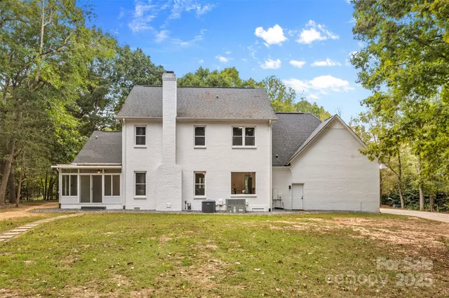 a view of a house with backyard and garden