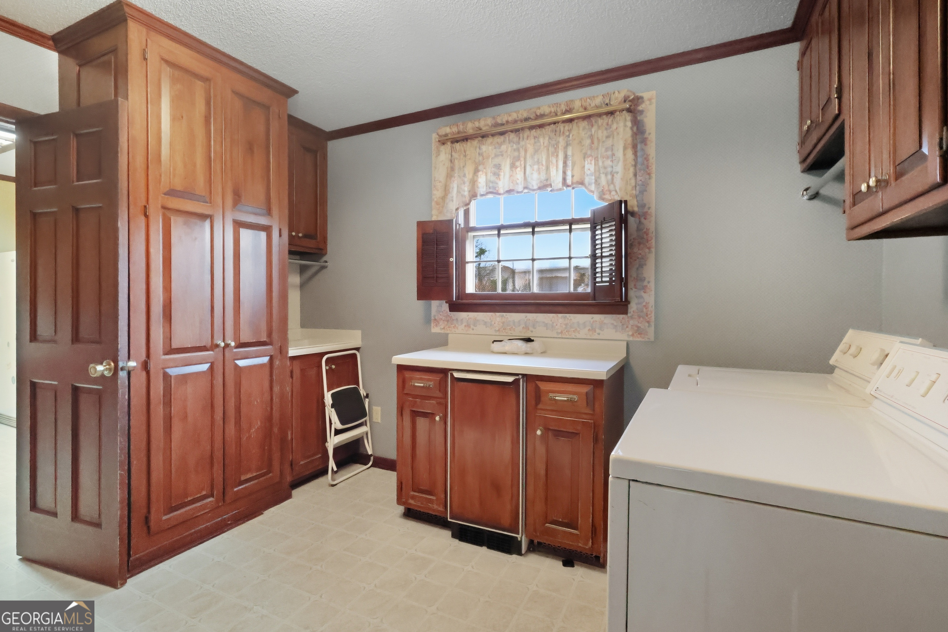 41 Brooks Street Royston, GA 30662 - Photo 13 of 44 a utility room with dryer and washer
