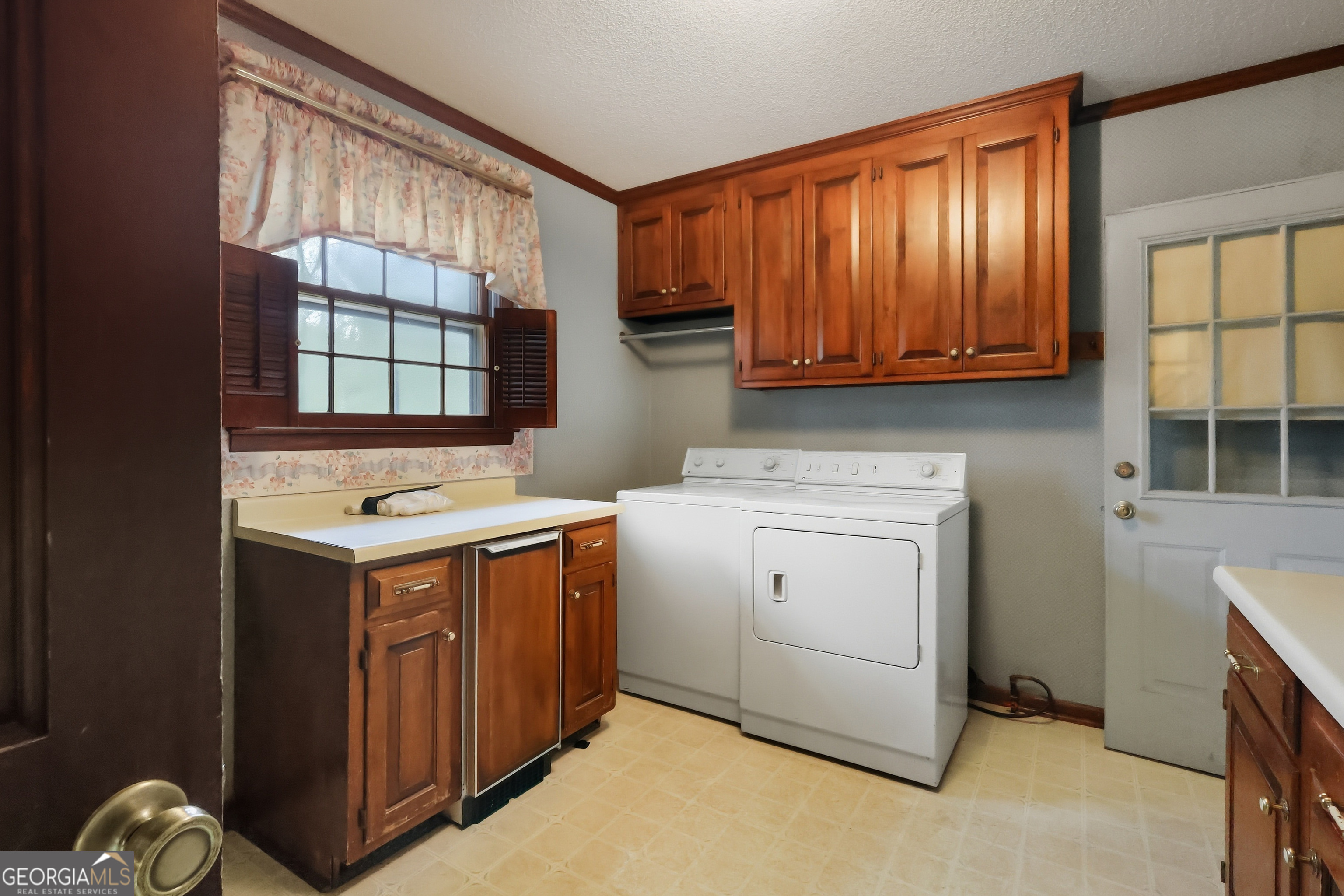 41 Brooks Street Royston, GA 30662 - Photo 14 of 44 a utility room with dryer and washer