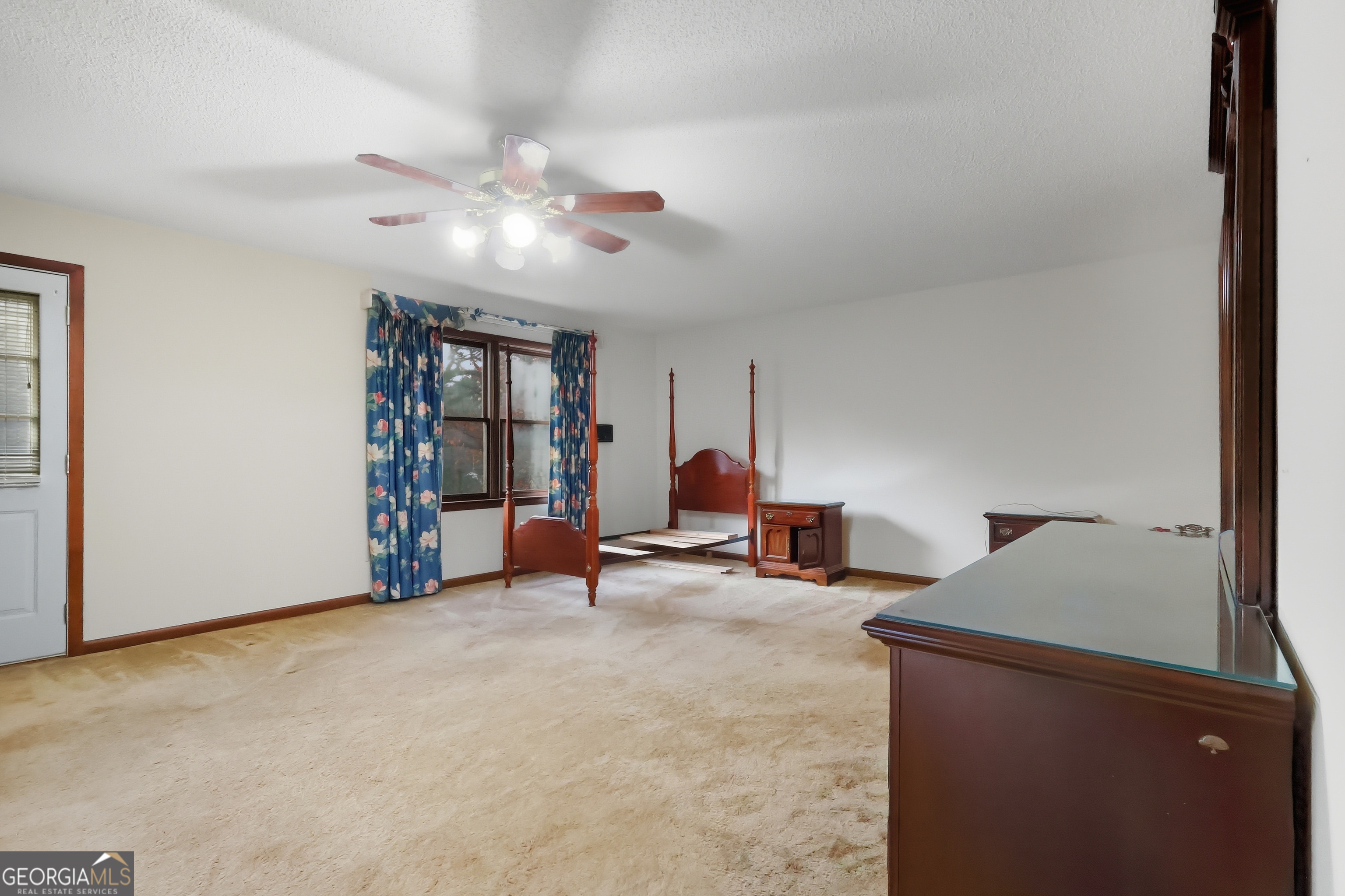 41 Brooks Street Royston, GA 30662 - Photo 23 of 44 a living room with furniture and a lamp