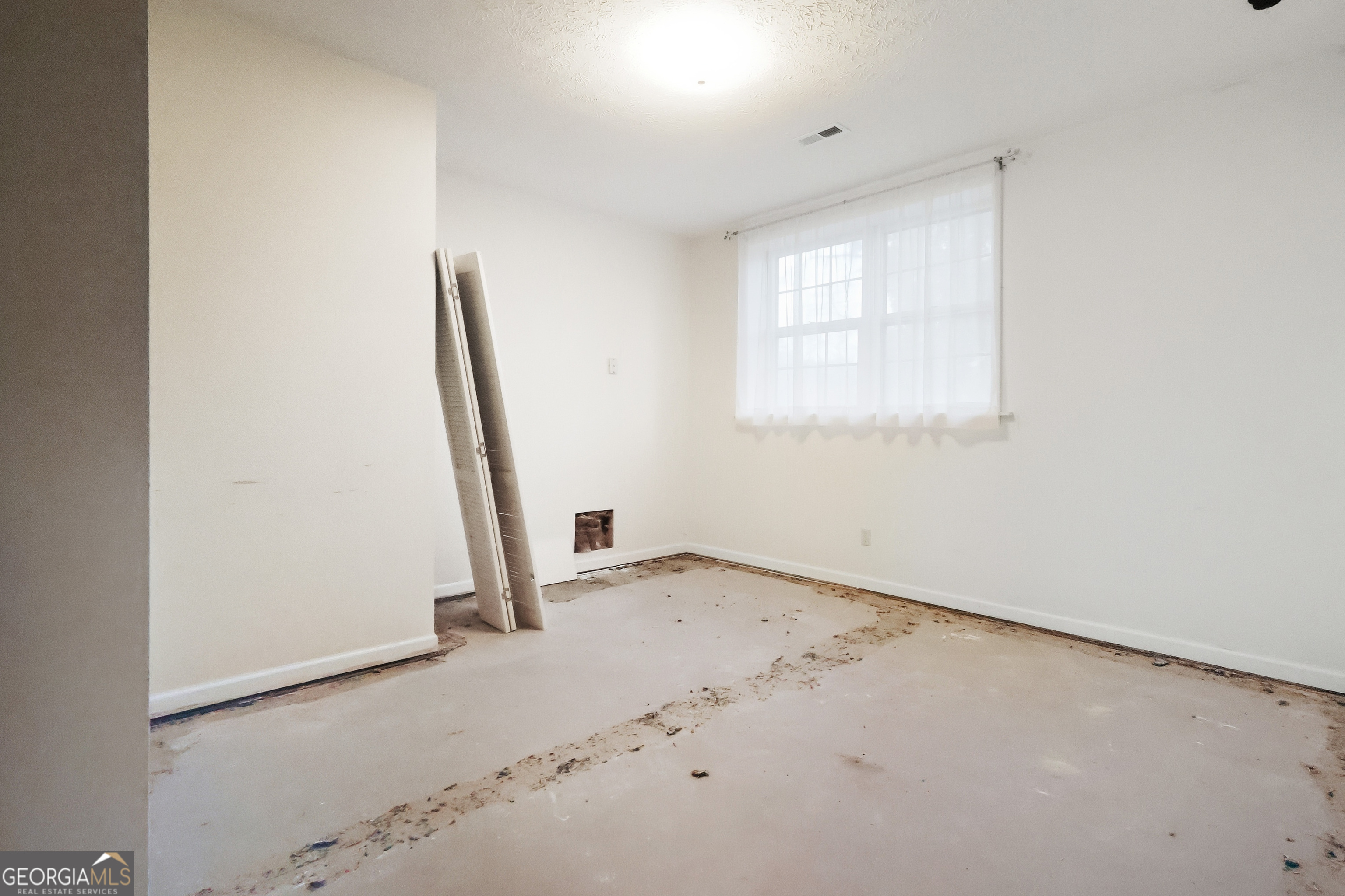 41 Brooks Street Royston, GA 30662 - Photo 33 of 44 an empty room with windows