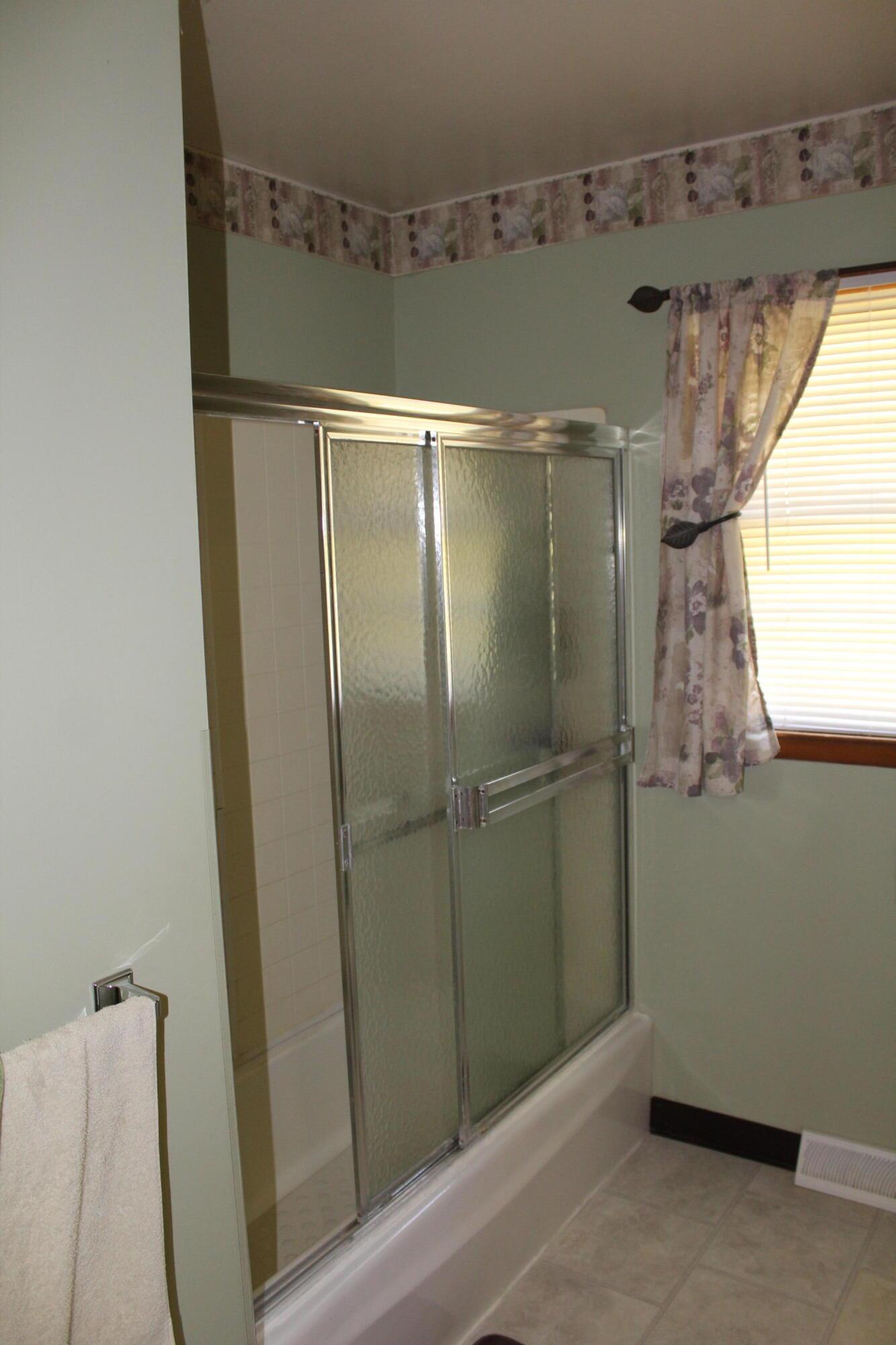 2239 Hamburg Road Southwest Lancaster, OH 43130 - Photo 20 of 34 Shower/tub combo