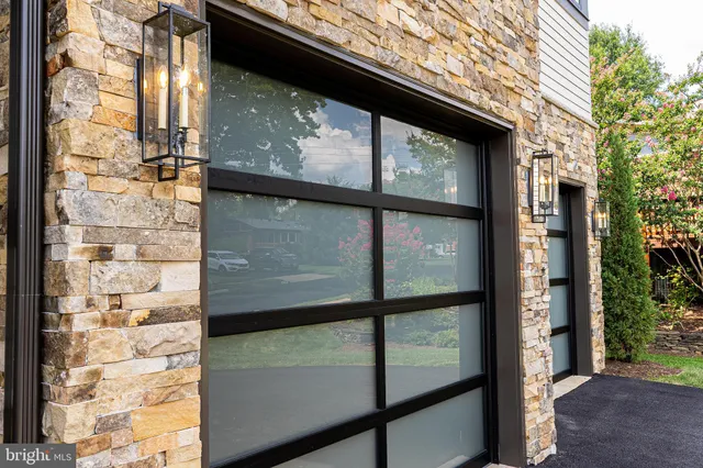 a view of entryway with a window