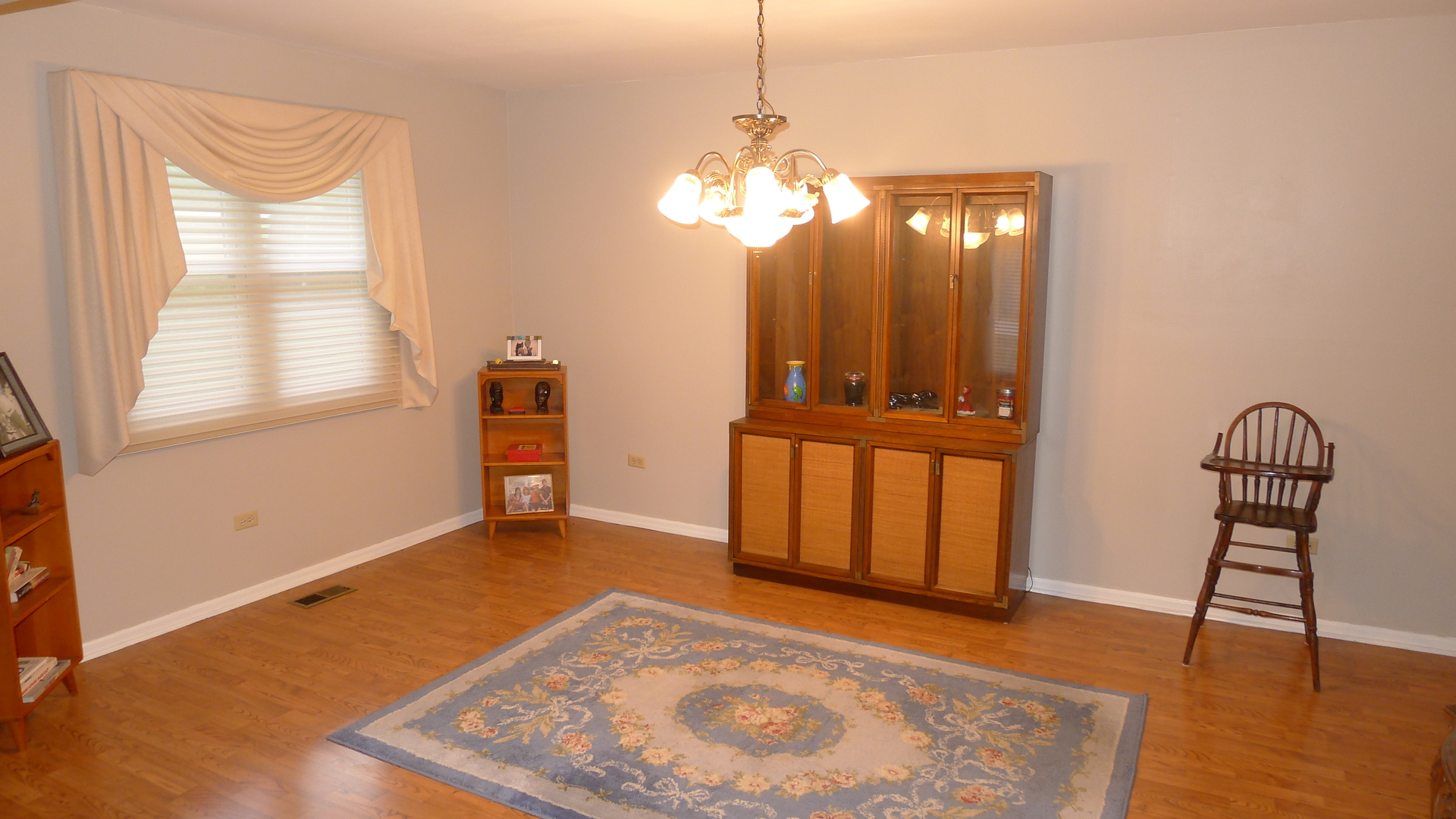 1417 Lawrence Crescent Flossmoor, IL 60422 - Photo 8 of 24 a view of a livingroom with wooden floor and furniture