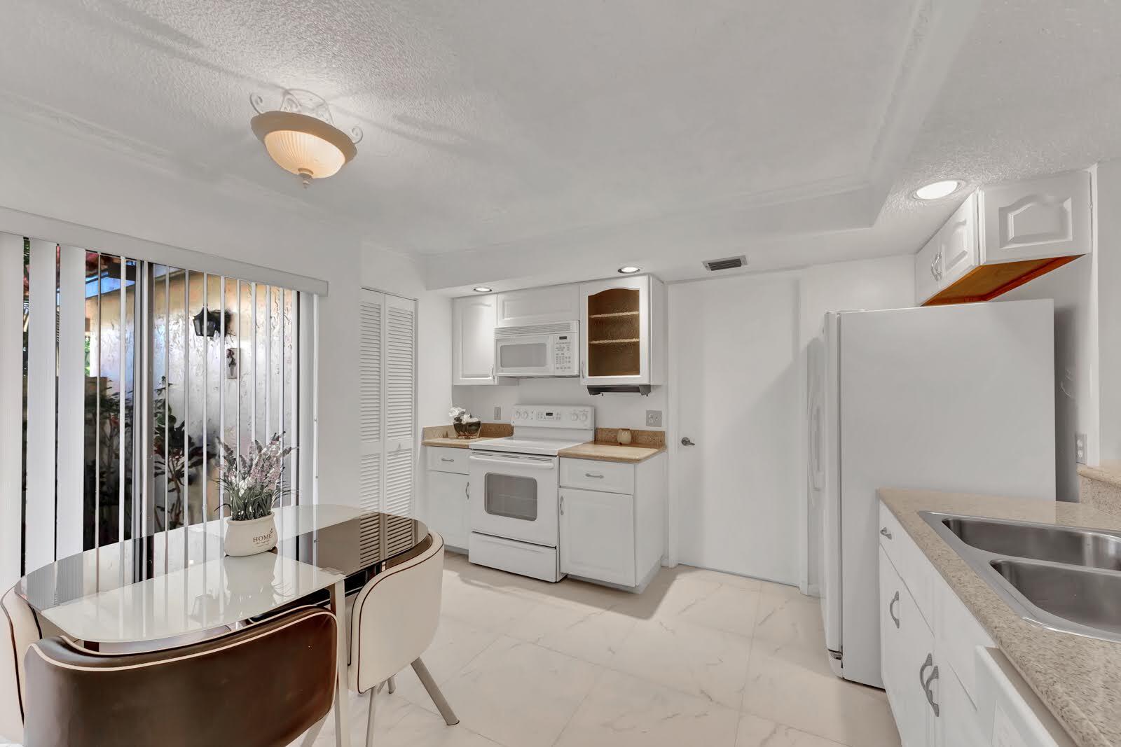 7844 La Mirada Drive Boca Raton, FL 33433 - Photo 7 of 44 EAT-IN KITCHEN