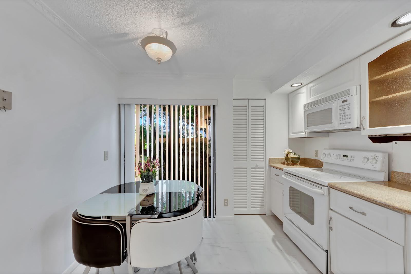 7844 La Mirada Drive Boca Raton, FL 33433 - Photo 9 of 44 EAT-IN KITCHEN