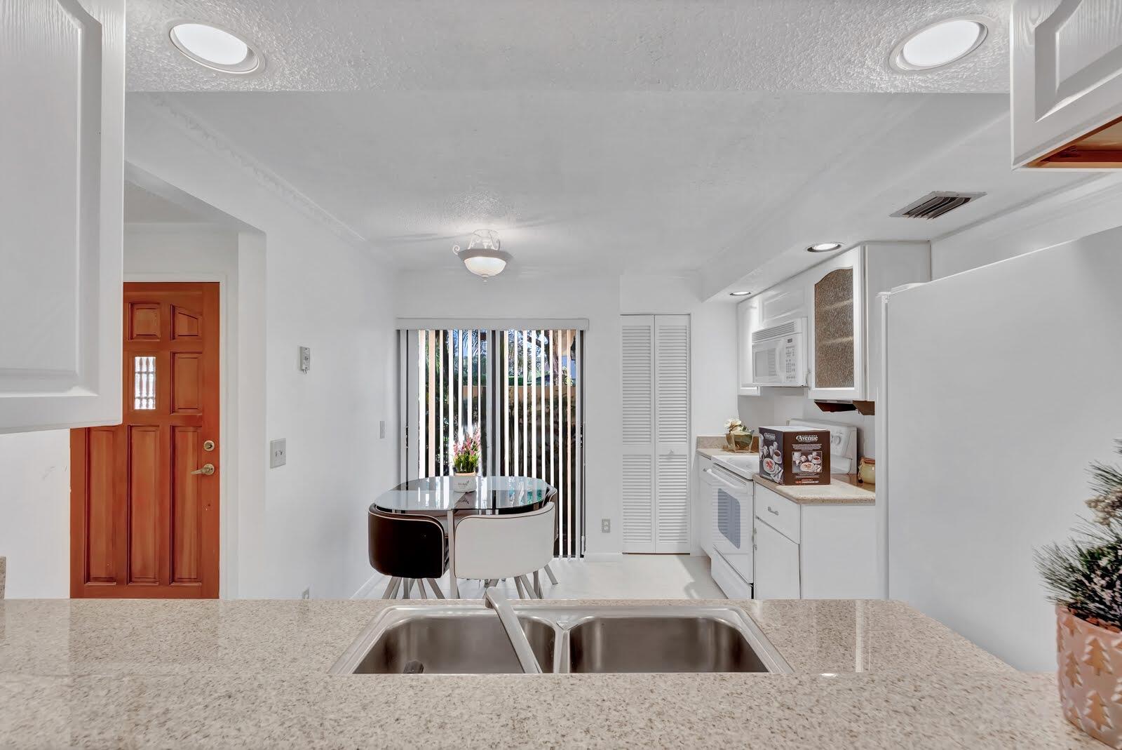 7844 La Mirada Drive Boca Raton, FL 33433 - Photo 10 of 44 EAT-IN KITCHEN