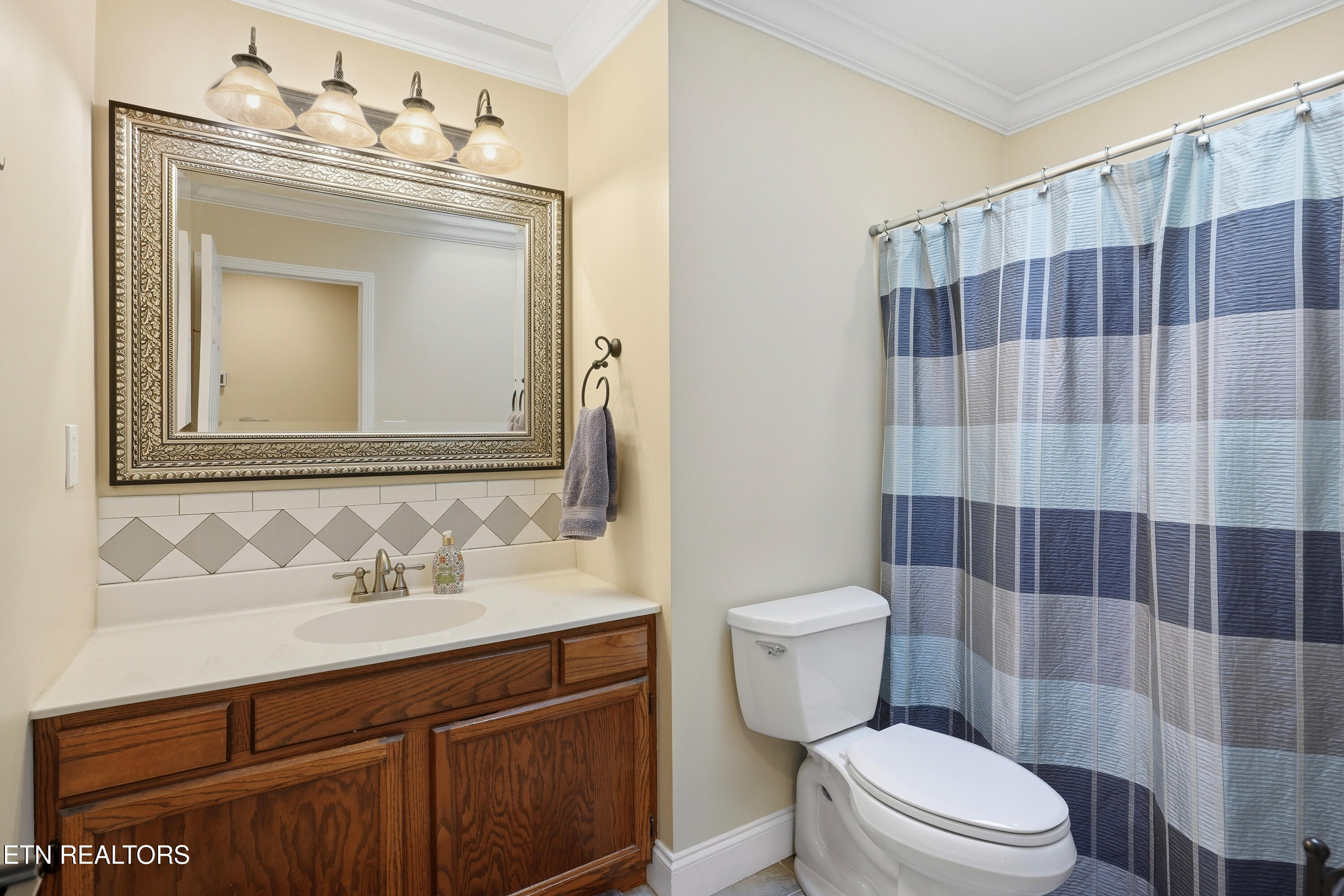 633 Banbury Road Knoxville, TN 37934 - Photo 20 of 41 Upstairs Hall Bathroom