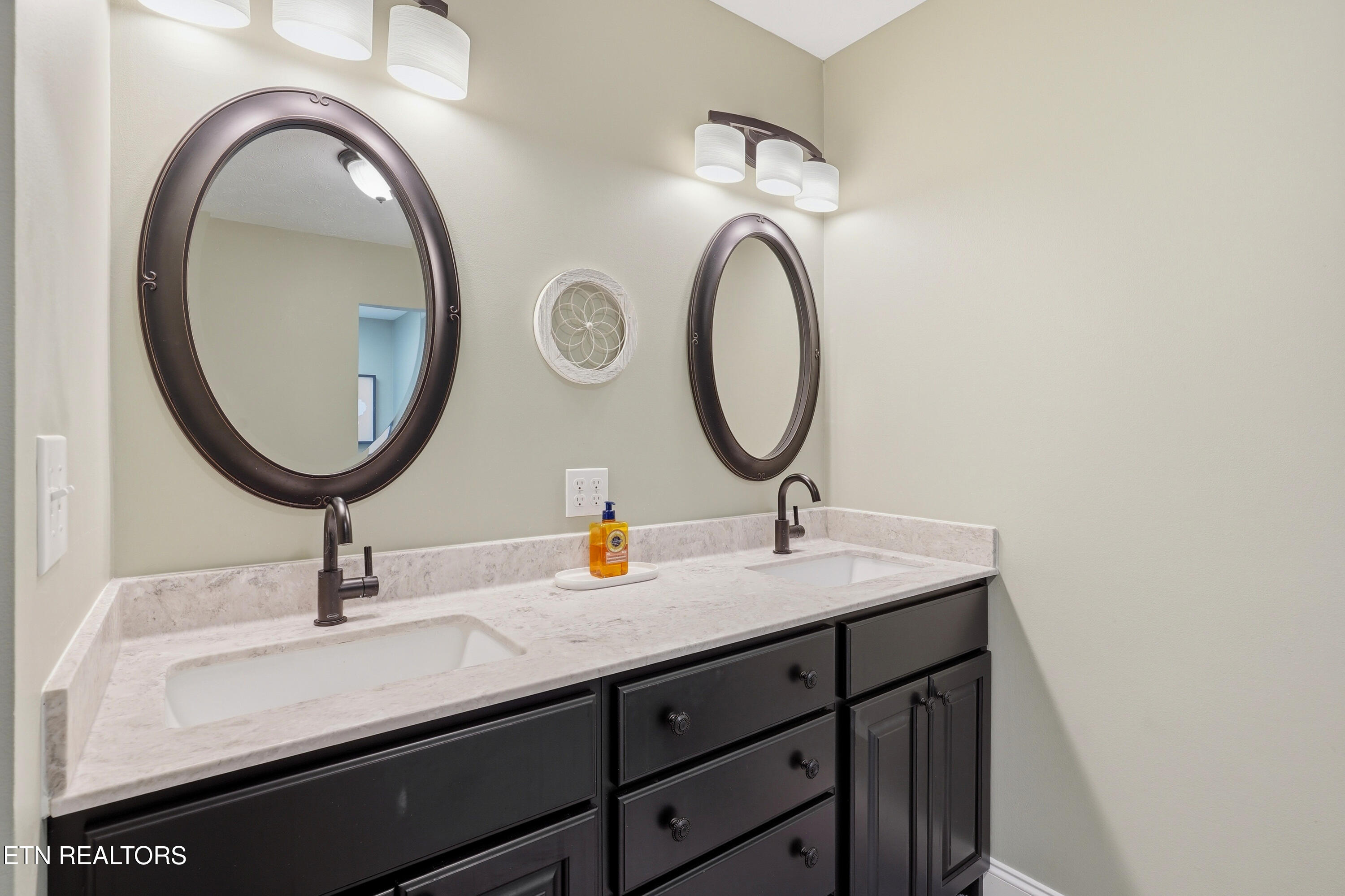 633 Banbury Road Knoxville, TN 37934 - Photo 25 of 41 Master Double Vanity