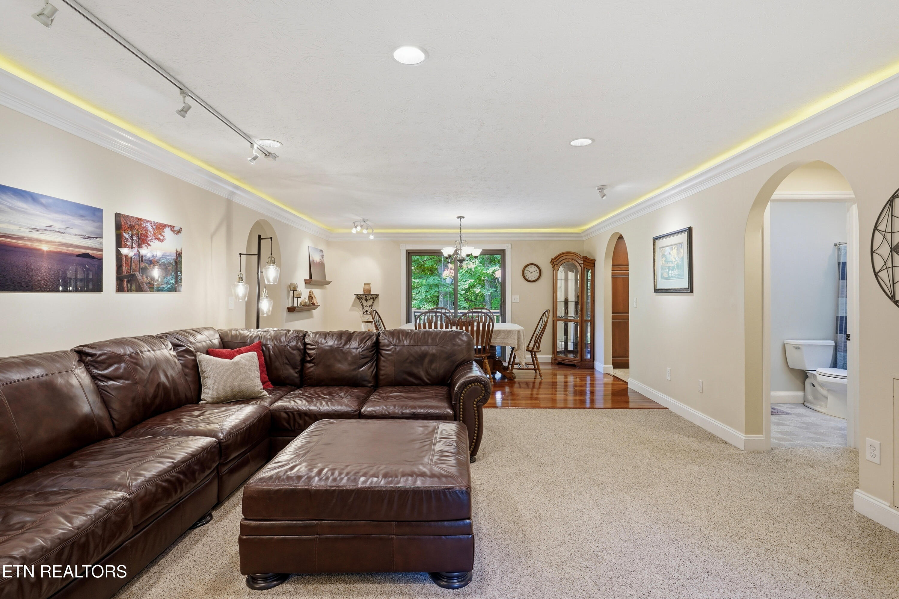 633 Banbury Road Knoxville, TN 37934 - Photo 8 of 41 Living Room