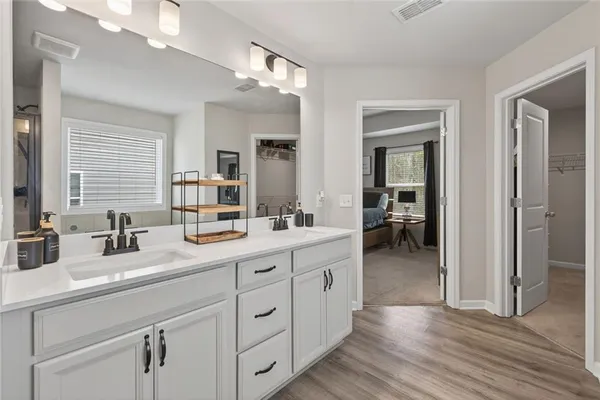 a en suite bathroom with double sink and a large mirror