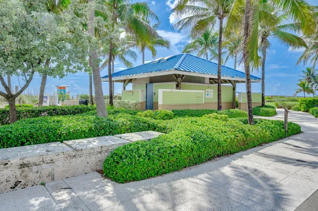 a sign that is sitting in front of a building