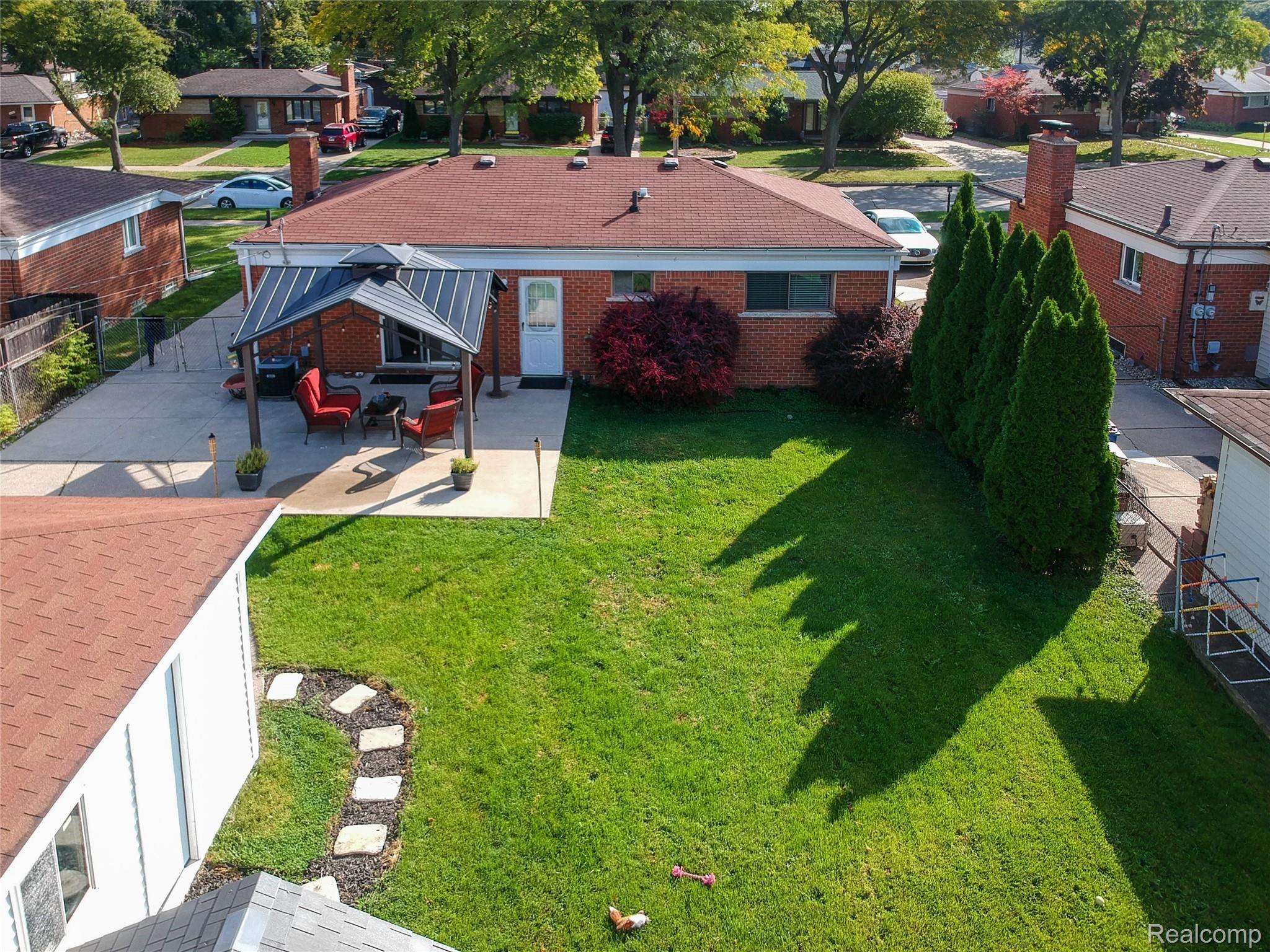 32455 Ridgefield Avenue Warren, MI 48088 - Photo 25 of 34 Back of house.jpg