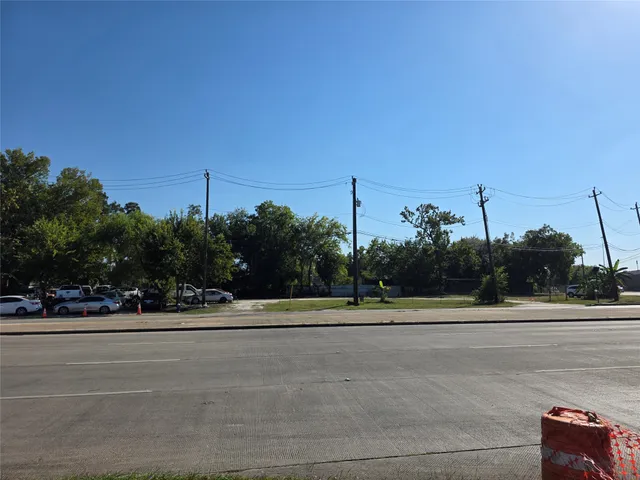 a view of a tennis court