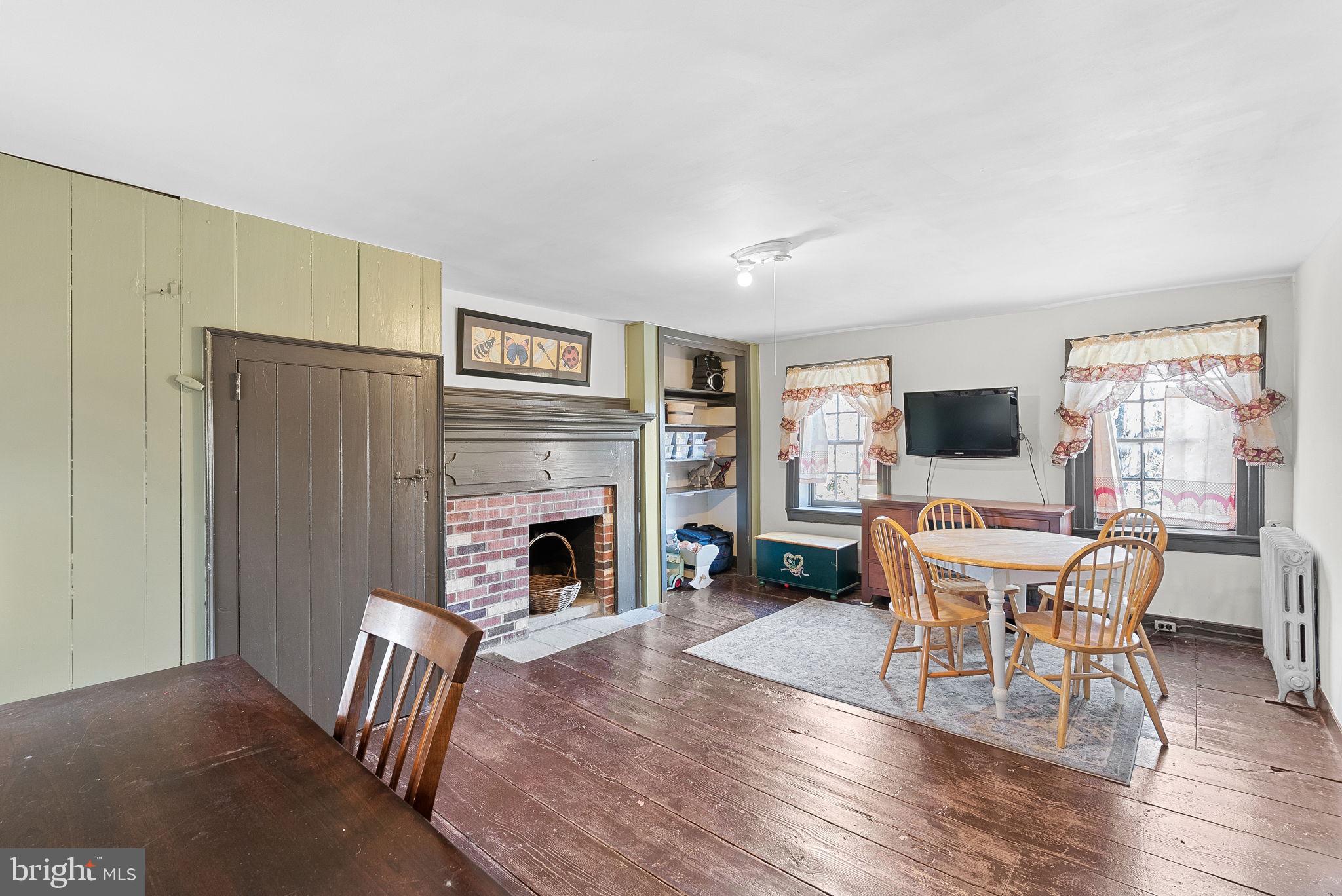 38834 Eudora Lane Hamilton, VA 20158 - Photo 47 of 98 Bedroom 2 with fireplace