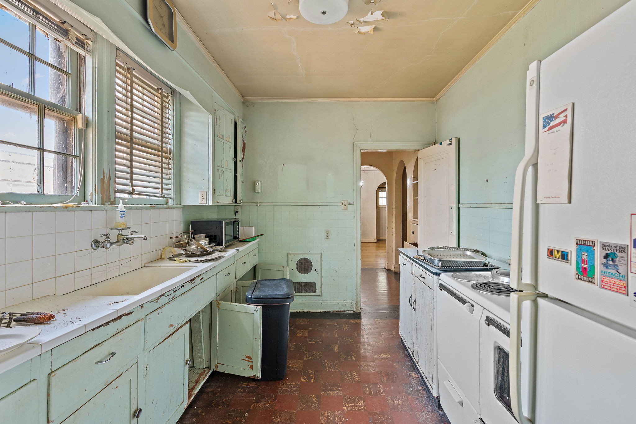225 Mockingbird Road Nashville, TN 37205 - Photo 11 of 35 a kitchen that has a sink and a stove