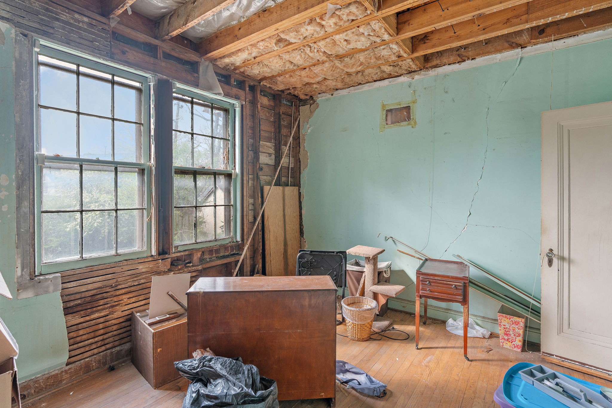 225 Mockingbird Road Nashville, TN 37205 - Photo 14 of 35 a living room with furniture and a window
