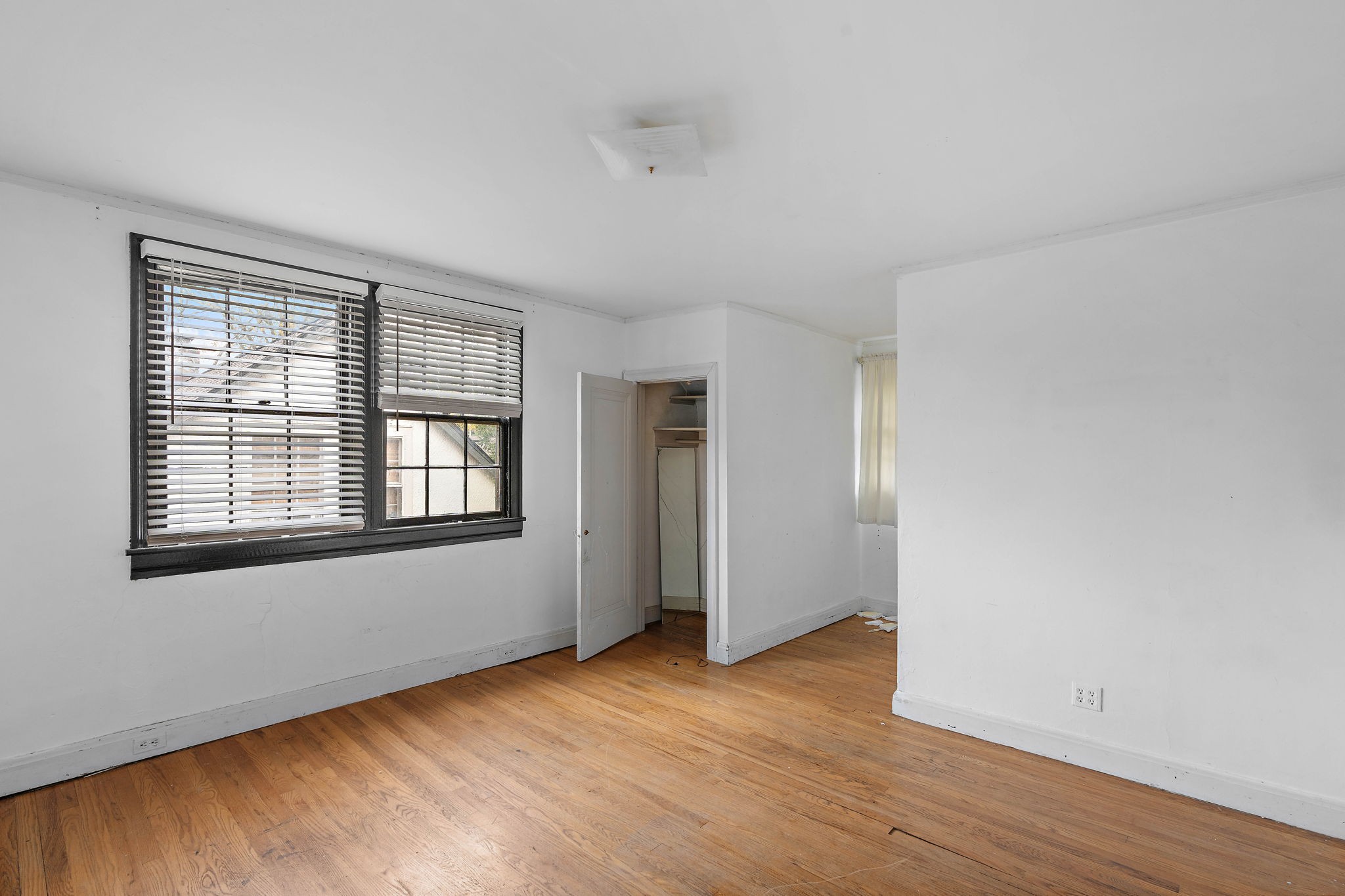 225 Mockingbird Road Nashville, TN 37205 - Photo 19 of 35 an empty room with wooden floor and windows