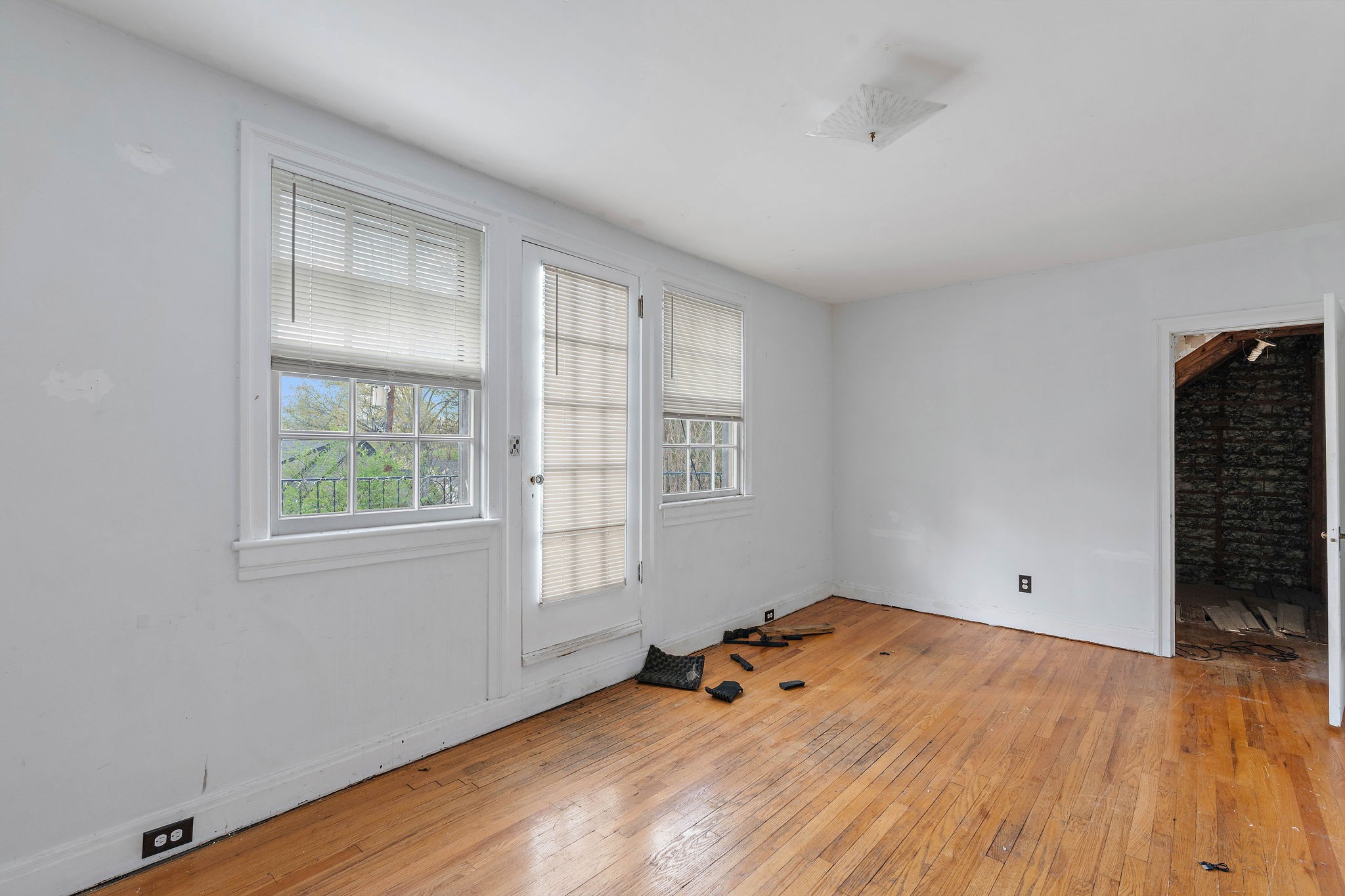 225 Mockingbird Road Nashville, TN 37205 - Photo 21 of 35 an empty room with wooden floor and windows