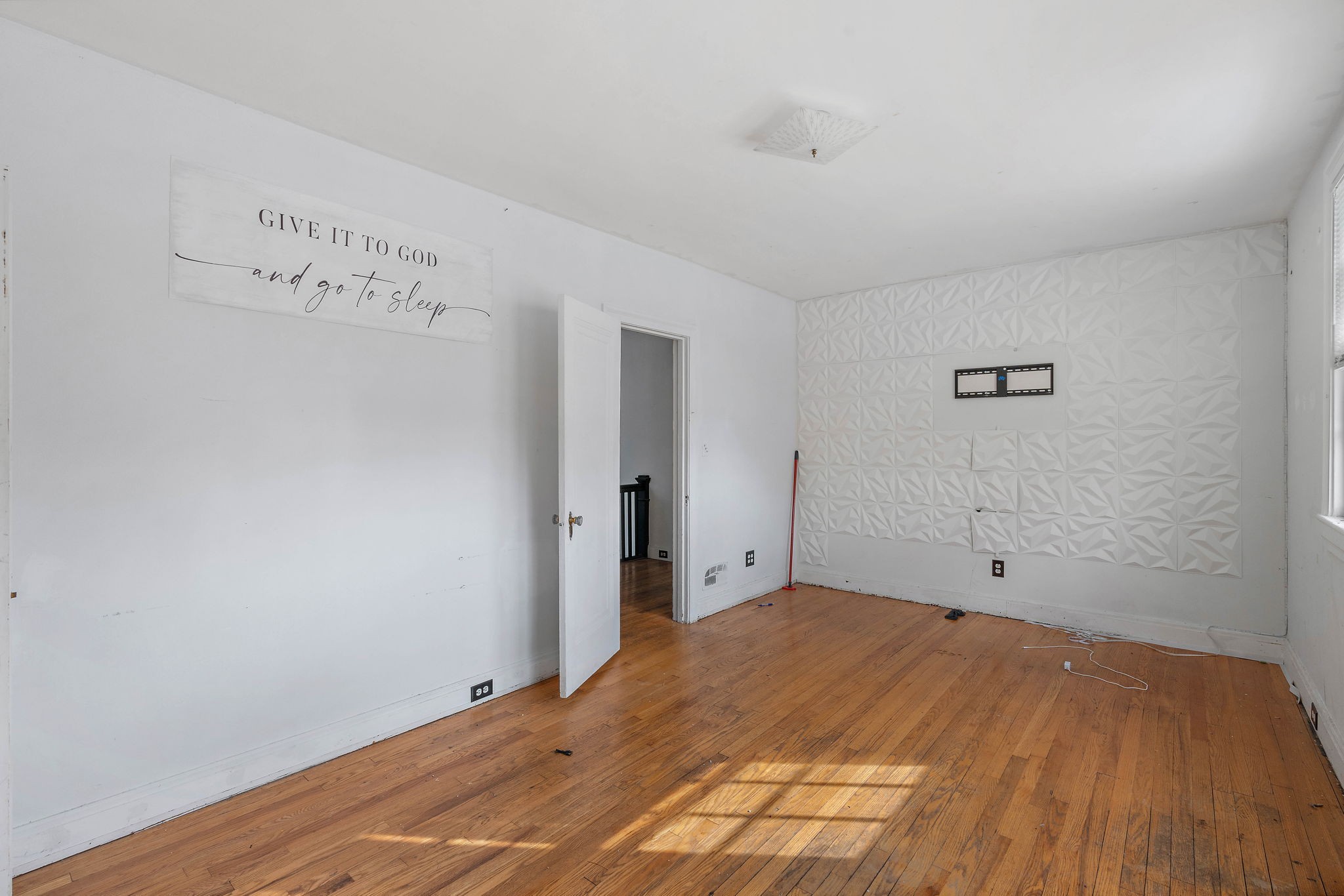 225 Mockingbird Road Nashville, TN 37205 - Photo 22 of 35 a bedroom with a bed and a window